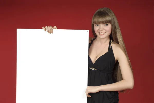 Hübsche Blondine mit Werbeblatt — Stockfoto