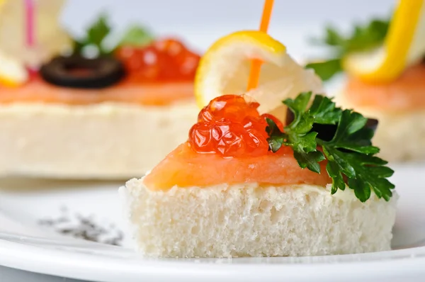 Canapé con caviar rojo y salmón ahumado — Foto de Stock