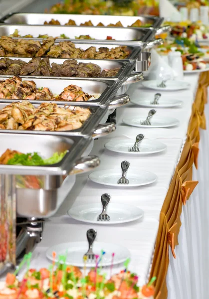 Banket jídlo podávané na tabulkách — Stock fotografie