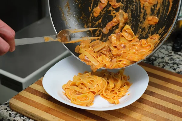 Pouring pasta — Stock Photo, Image
