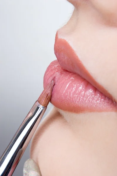 Applying the lips gloss — Stock Photo, Image