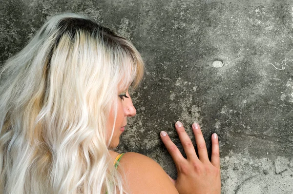 Baştan çıkarıcı blond ve duvar — Stok fotoğraf