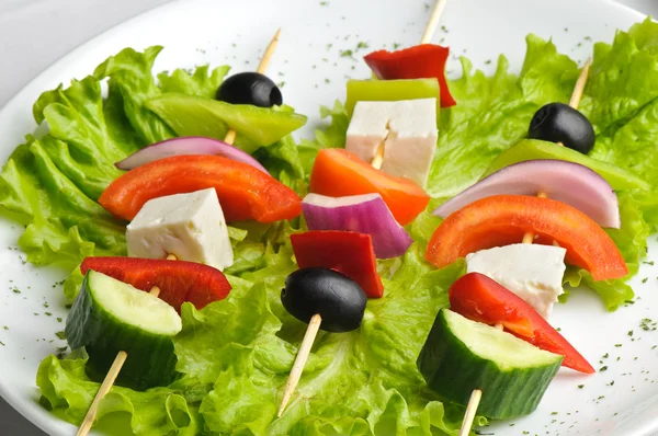 スティック上のギリシャ風サラダ — ストック写真