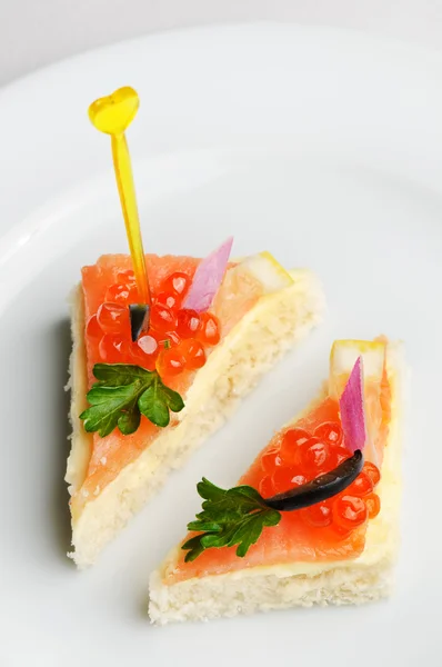 Canapé con caviar rojo y salmón ahumado —  Fotos de Stock