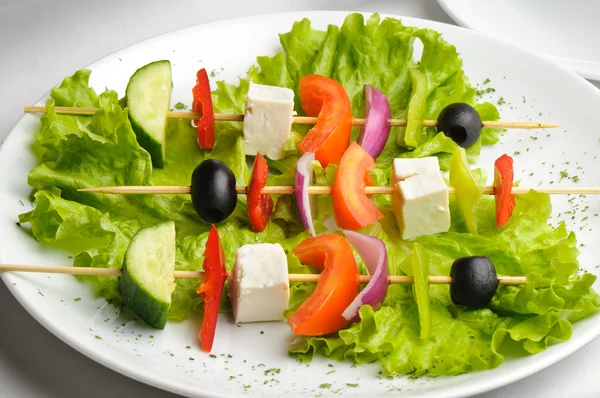スティック上のギリシャ風サラダ — ストック写真