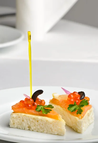 Canapé com kaviar vermelho e salmão fumado — Fotografia de Stock