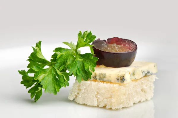 ブリーチーズやカマンベール チーズのカナッペ — ストック写真