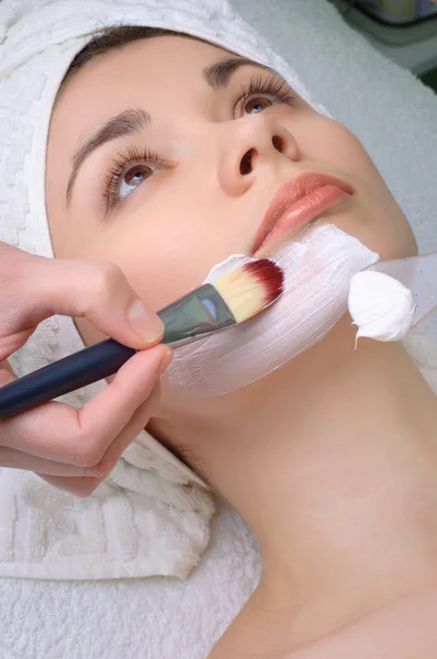 Kosmetický salon série. použití obličejové masky — Stock fotografie
