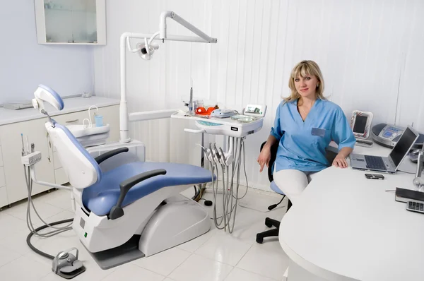 Οδοντίατρος στο γραφείο της — Φωτογραφία Αρχείου
