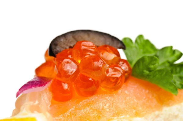 Canapé com caviar vermelho — Fotografia de Stock
