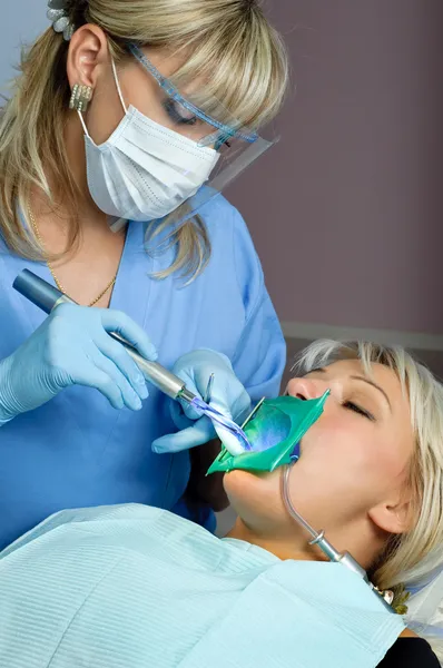 Стоматология, остановка зубной полости — стоковое фото
