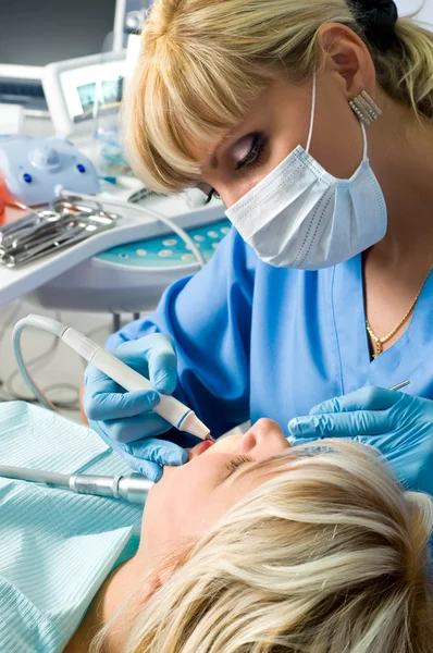 Zahnmedizin, Arzt und Patient beim Bohren des Zahnes — Stockfoto