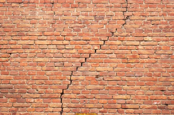 Трещина в стене из красного кирпича Стоковое Фото