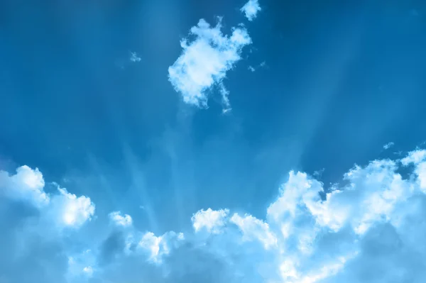 Облачный пейзаж с солнечными лучами — стоковое фото