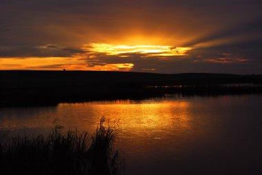 Göl üzerinde Golden sunset