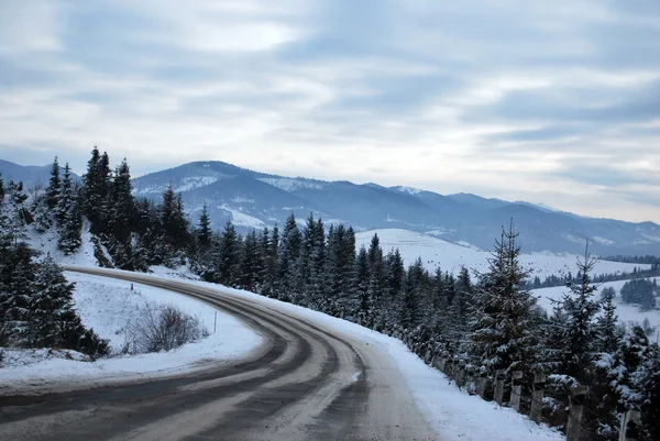 Chalé estrada está em montanhas.Cárpatos. Ucrânia . — Fotografia de Stock
