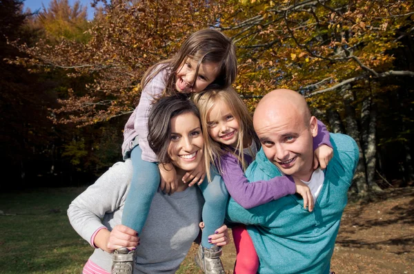 Gelukkige familie plezier — Stockfoto