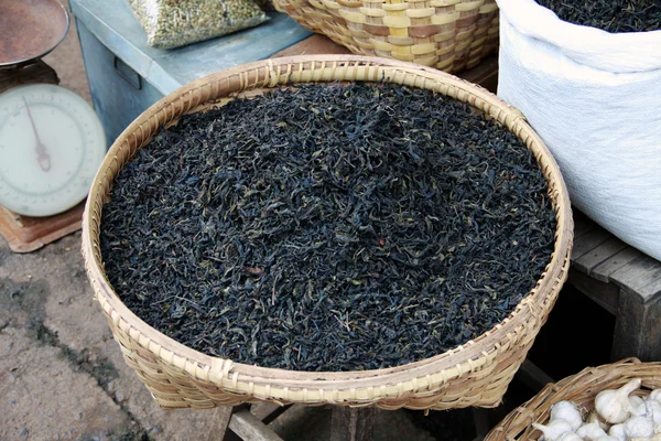 Листья чая на рынке — стоковое фото