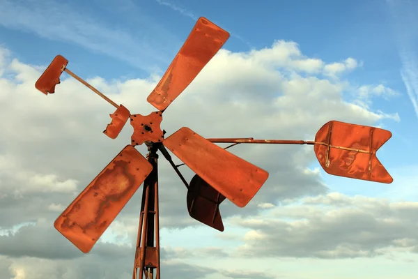 Moinho de vento partido e enferrujado — Fotografia de Stock