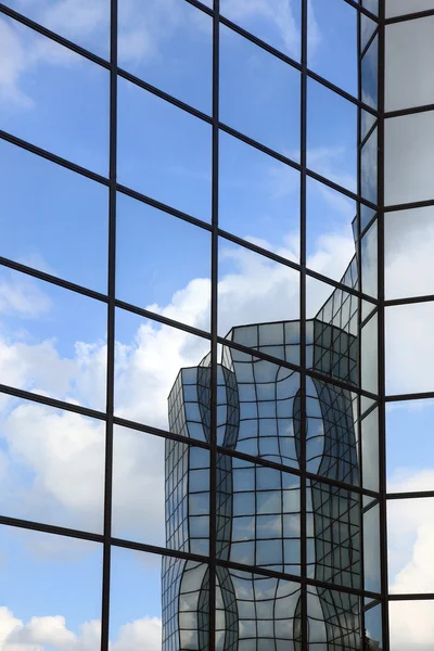 Gebäude und Wolken reflektiert — Stockfoto