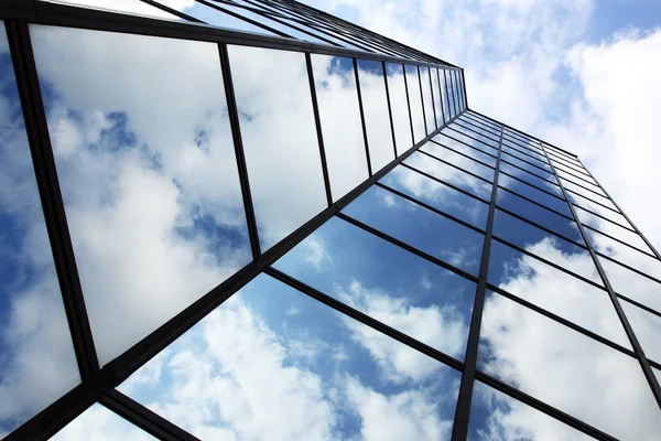 Blick nach oben zu Glas und Spiegelungen — Stockfoto