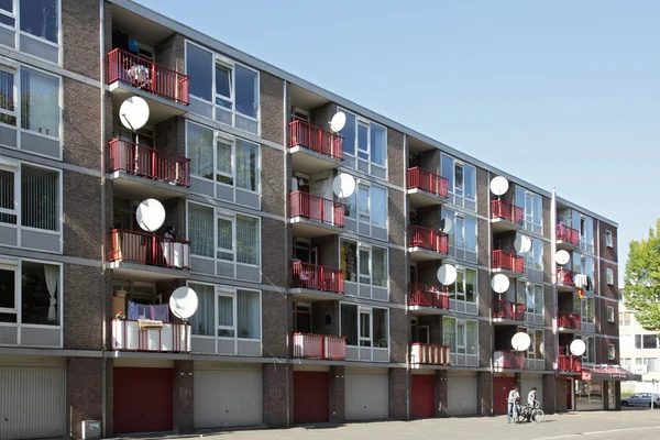 Antenas parabólicas em um prédio de apartamentos — Fotografia de Stock