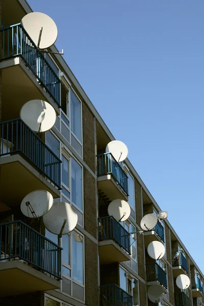 Anten satelitarnych na budynku mieszkalnym — Zdjęcie stockowe