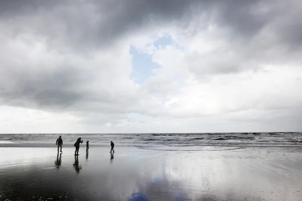 Sortie en famille à la plage — Photo