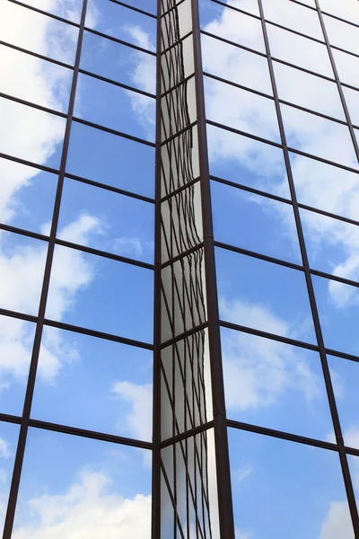 Stern reflecting facade — Stock Photo, Image