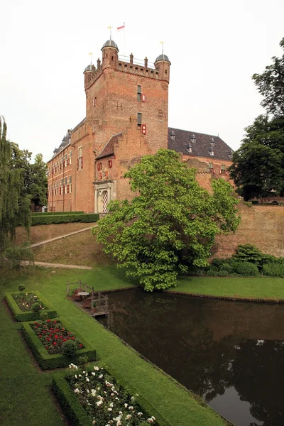 Castillo medieval y jardines de rosas — Foto de Stock