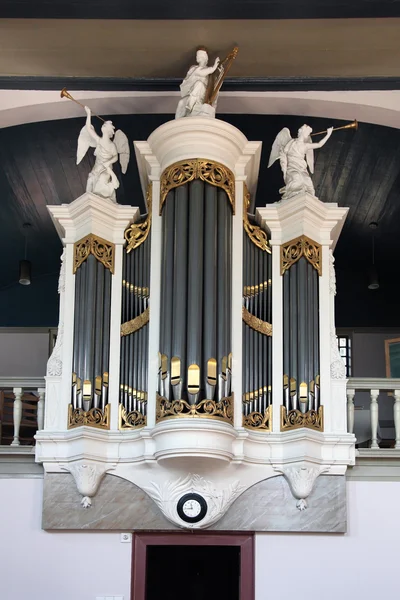 Orgel in de oude kerk in Nederland — Stockfoto