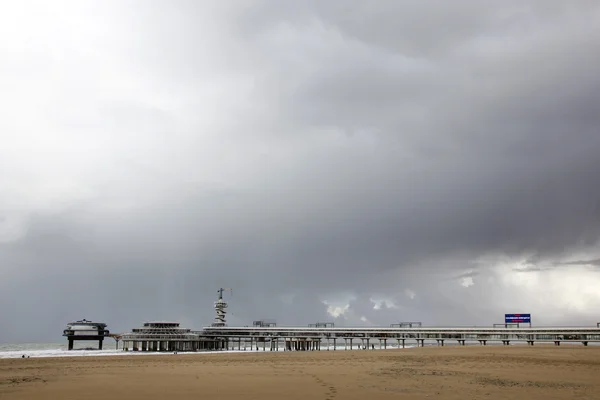灰色の空とスヘフェニンゲン桟橋 — ストック写真