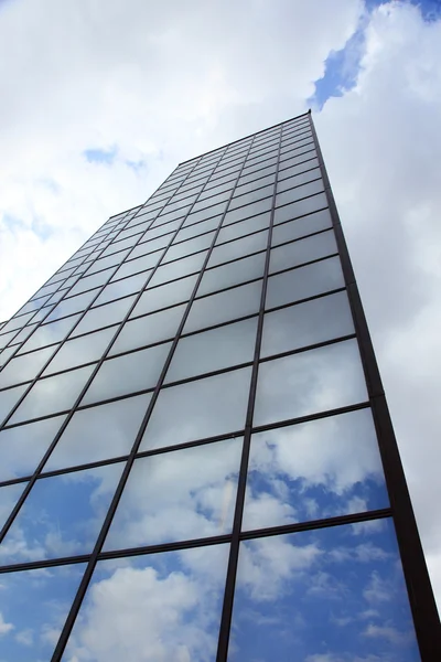 Fassade und wolkenverhangener Himmel — Stockfoto