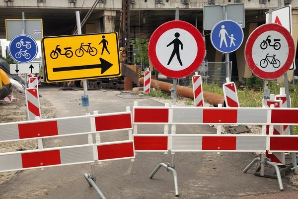 Contradicting traffic signs — Stock Photo, Image