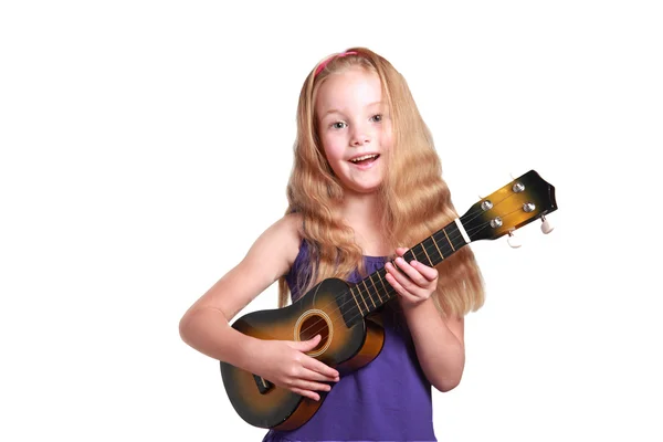Gadis kecil bermain ukulele — Stok Foto