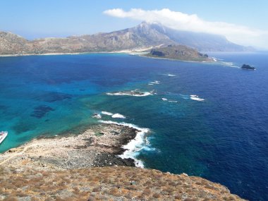 Gramvousa Adası 'nın uçurumundan Balos Körfezi ve Lagoon' a bir yaz günü manzarası.