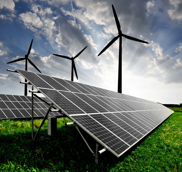 Painéis solares e turbina eólica — Fotografia de Stock
