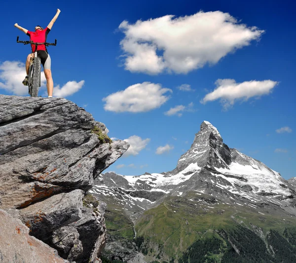Motociclista com Matterhorn montanha — Fotografia de Stock