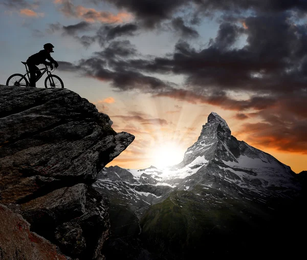 Sylwetka rowerzysta w Alpach Szwajcarskich — Zdjęcie stockowe
