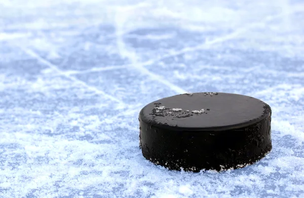 Rondelle de hockey noire — Photo