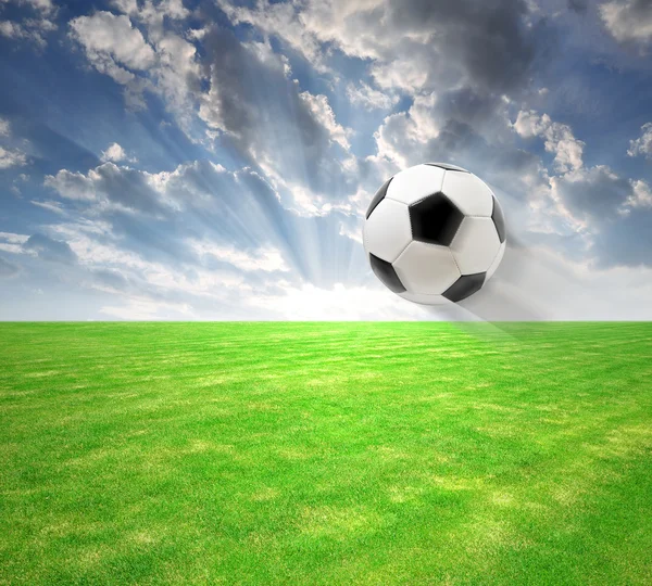 Bola de futebol voador — Fotografia de Stock
