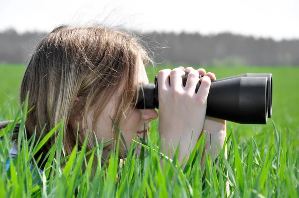 Chica observando la naturaleza —  Fotos de Stock