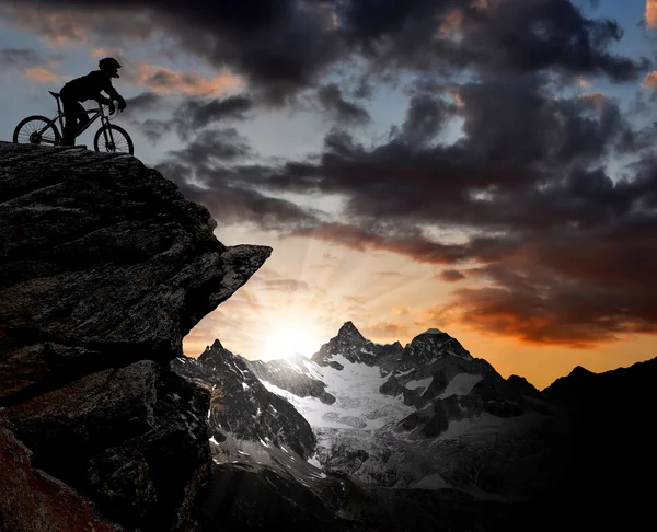 Silhouette Biker in den Schweizer Alpen — Stockfoto