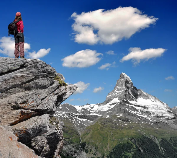 Chica mirando el hermoso Monte Matterhorn — Foto de Stock