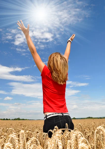 The girl in a wheaten field — Stock Photo, Image