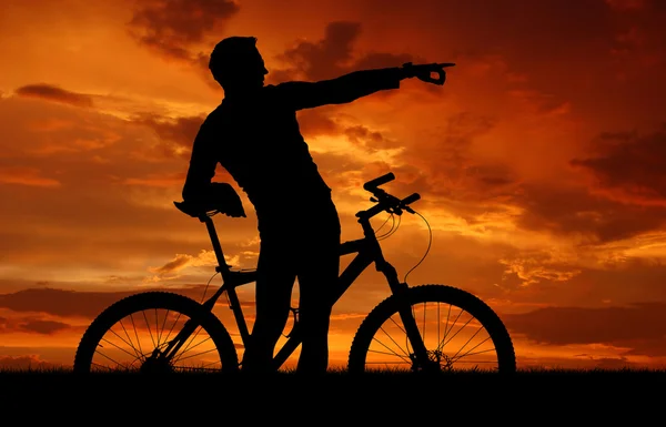 山骑自行车的人剪影 — 图库照片