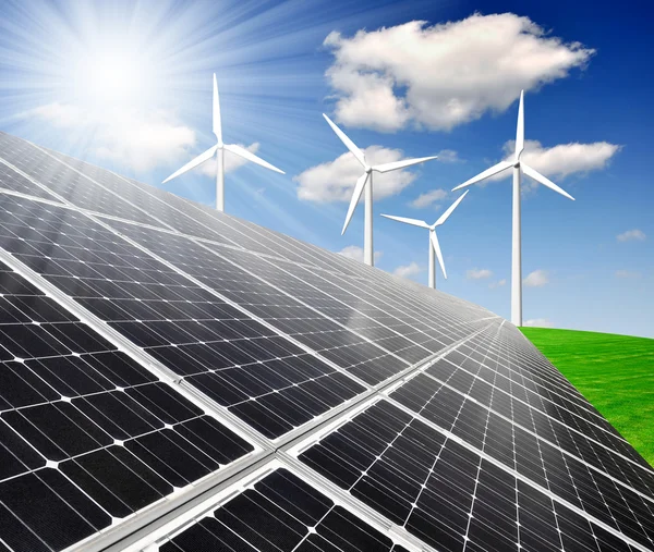 Solární panely a větrná turbína — Stock fotografie