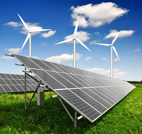 Солнечные панели и ветряная турбина — стоковое фото