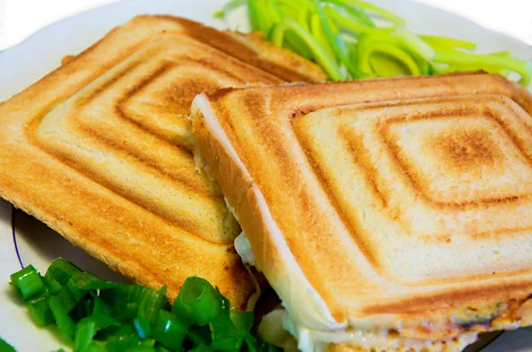 Frischer Toast mit Schinken und Käse. — Stockfoto