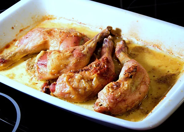 Cuocere la coscia di pollo . — Foto Stock